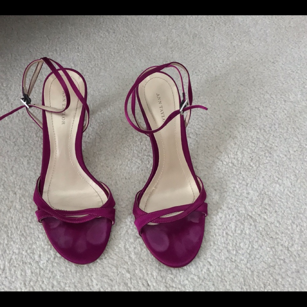 Women’s strap, open-toed dress shoe